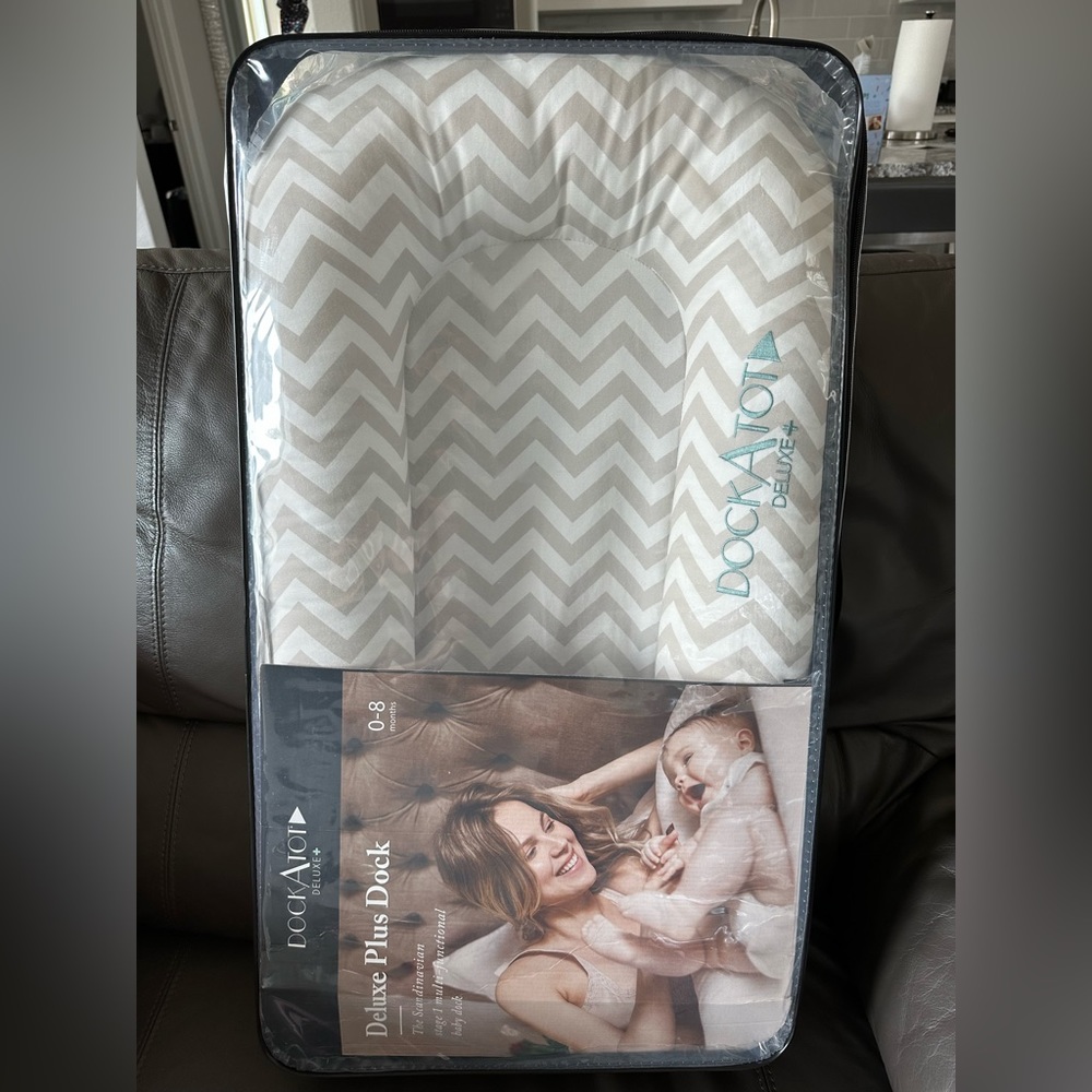Dock A Tot Deluxe Plus with grey & white chevron cover